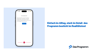 Werbegrafik von Das Programm mit Smartphone-Ansicht der Funktion KI Arbeitsbericht während laufender Sprachaufnahme und dem Slogan „Einfach im Alltag, stark im Detail: das Programm besticht im Realitätstest".